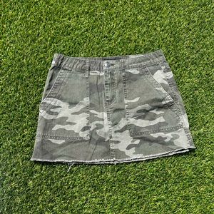 Woman’s Aeropostale camo skirt